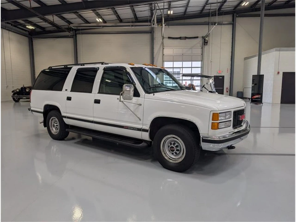 1996 GMC Suburban 8th Gen - Image 7 of 16