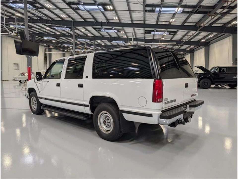 1996 GMC Suburban 8th Gen - Image 4 of 16