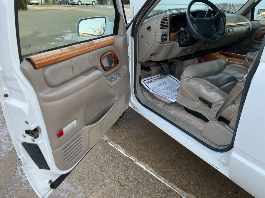 1996 GMC Suburban 8th Gen - Image 19 of 29