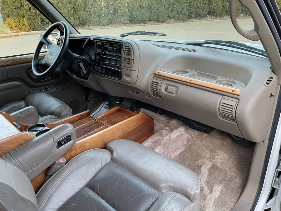1996 GMC Suburban 8th Gen - Image 24 of 29