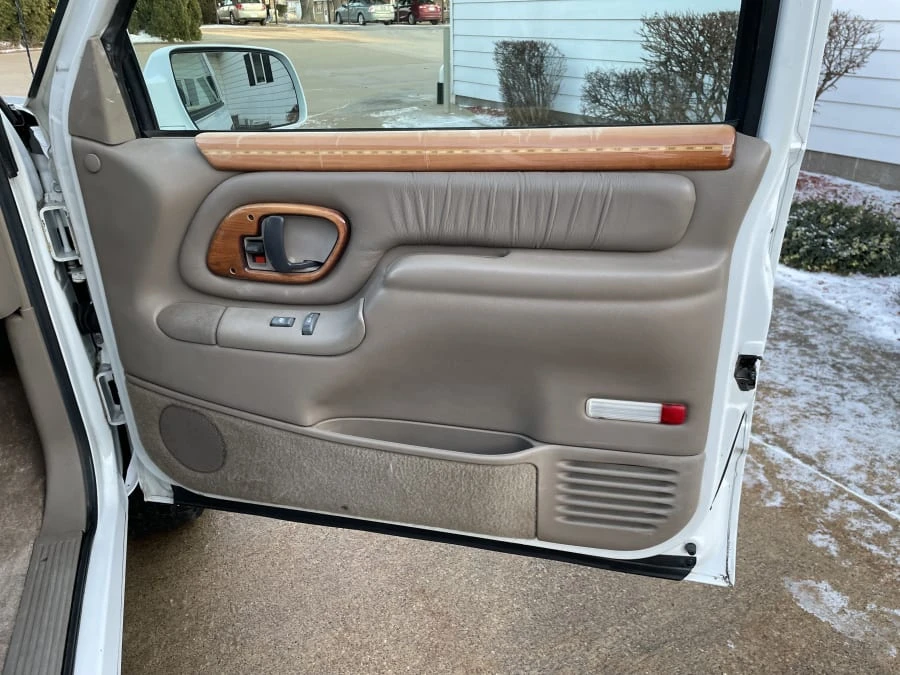 1996 GMC Suburban 8th Gen - Image 23 of 29