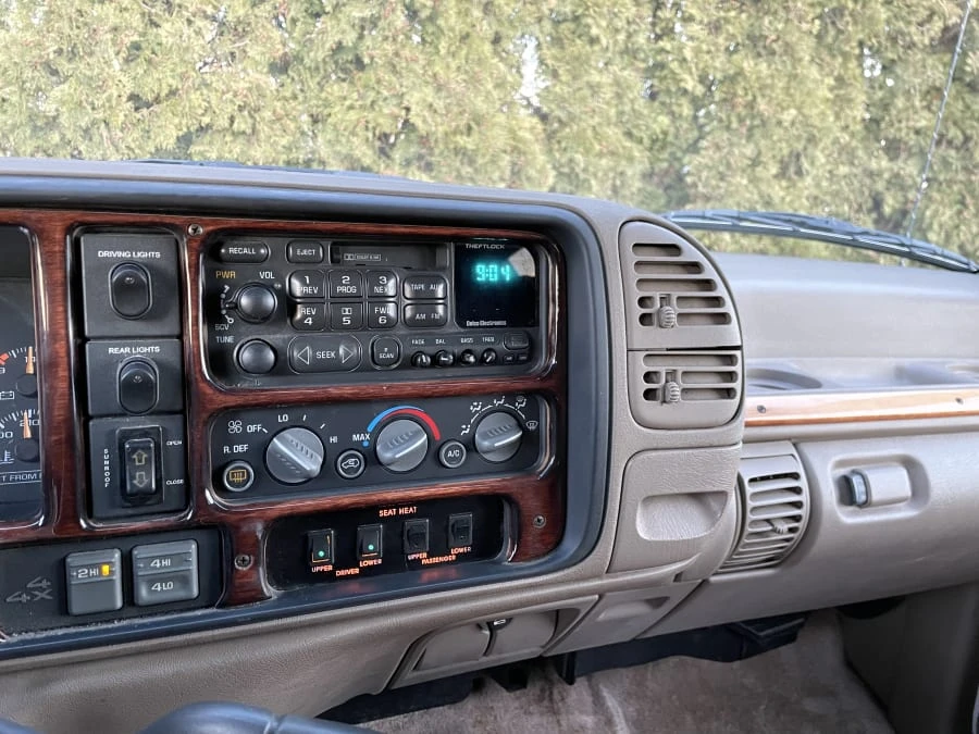 1996 GMC Suburban 8th Gen - Image 28 of 29