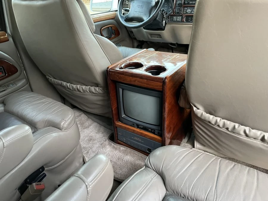 1996 GMC Suburban 8th Gen - Image 21 of 29