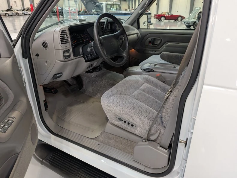 1996 GMC Suburban - Image 9 of 16