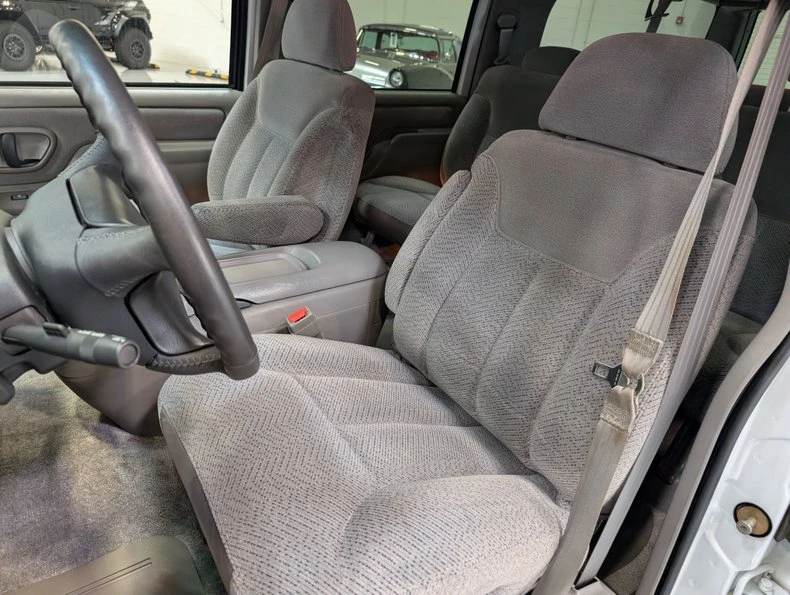 1996 GMC Suburban - Image 11 of 16
