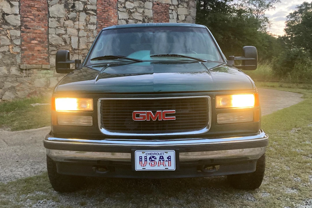 1996 GMC Suburban 8th Gen - Image 2 of 31