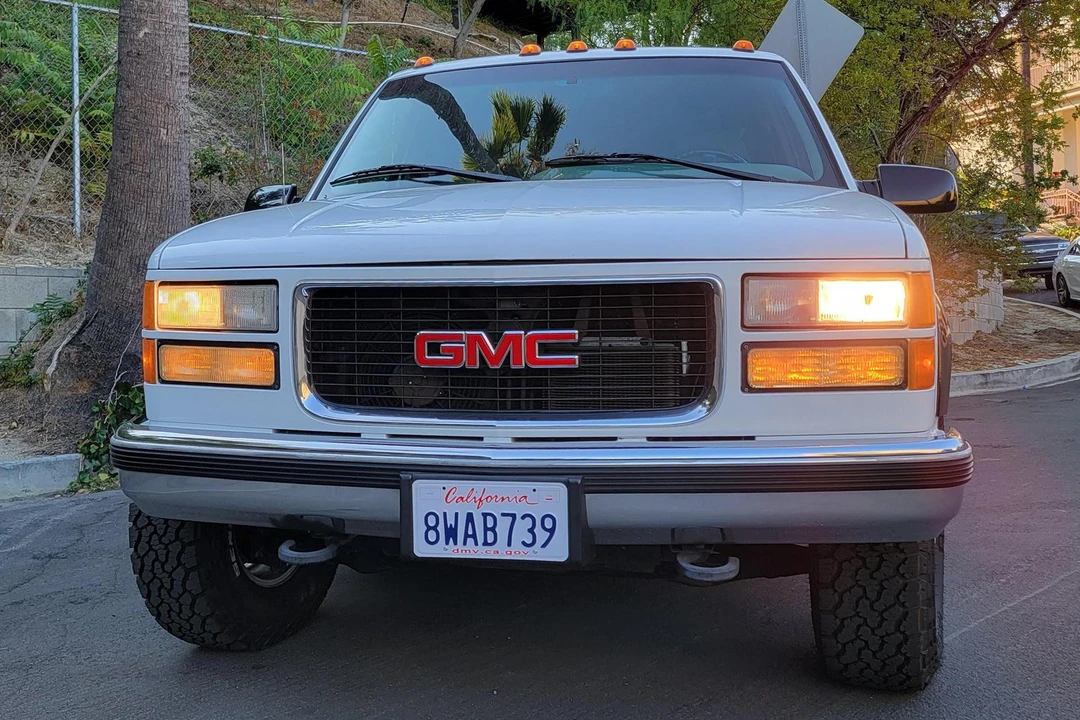 1996 GMC Suburban 8th Gen - Image 7 of 31