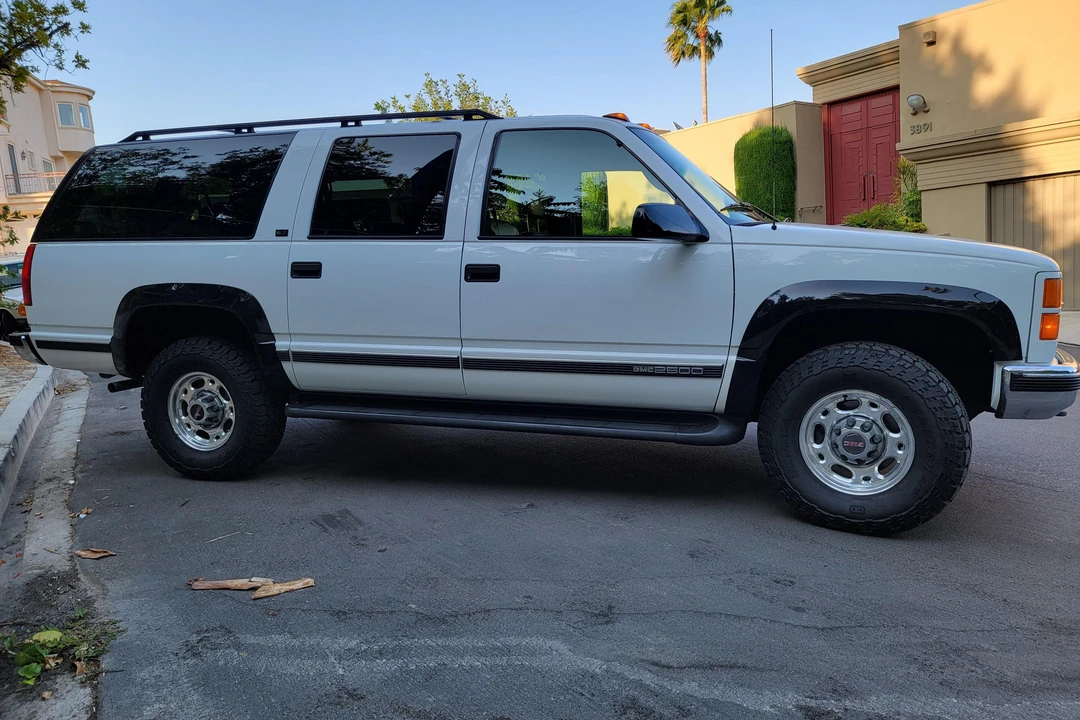 1996 GMC Suburban 8th Gen - Image 3 of 31