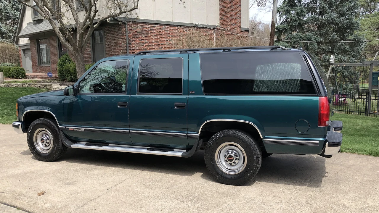 1996 GMC Suburban 8th Gen - Image 2 of 31