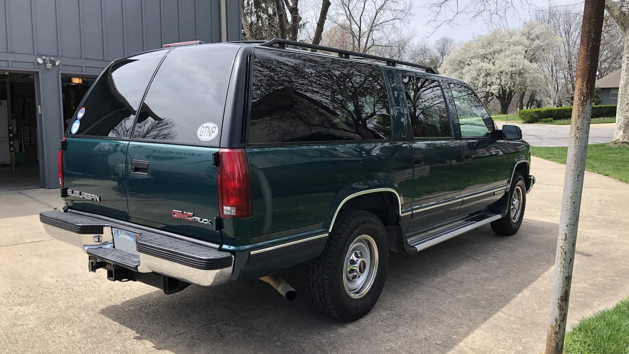1996 GMC Suburban 8th Gen - Image 3 of 31