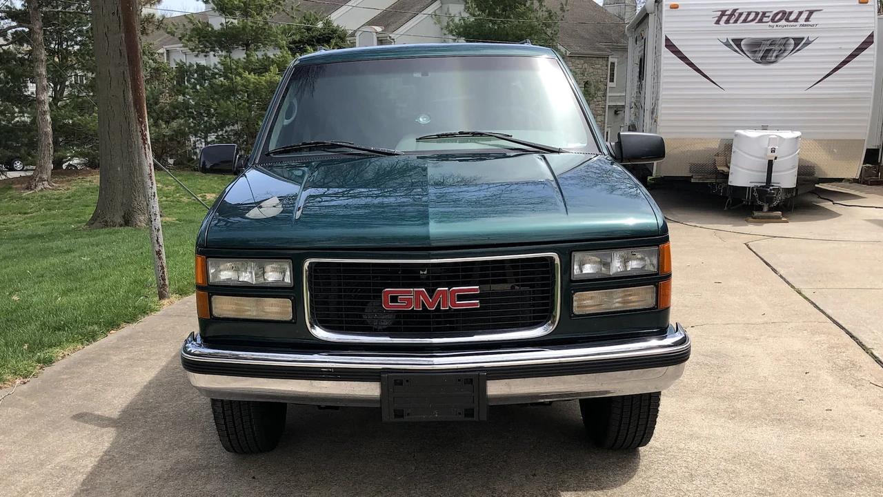 1996 GMC Suburban 8th Gen - Image 4 of 31