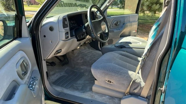 1996 GMC Suburban 8th Gen - Image 9 of 31
