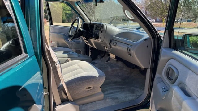 1996 GMC Suburban 8th Gen - Image 14 of 31