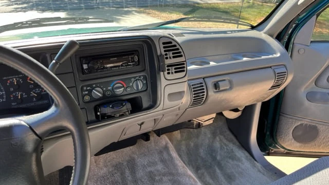 1996 GMC Suburban 8th Gen - Image 21 of 31