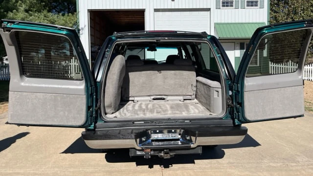 1996 GMC Suburban 8th Gen - Image 28 of 31