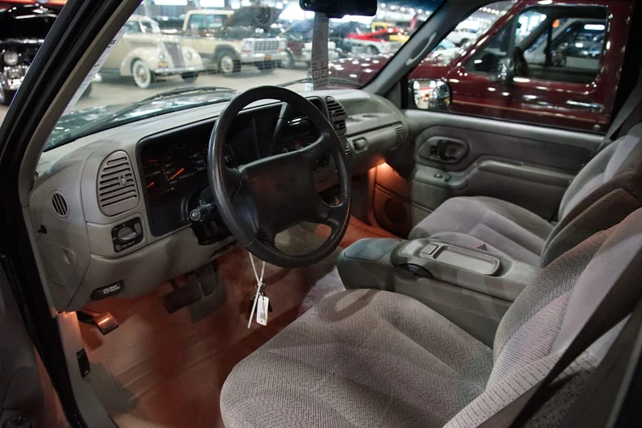 1996 GMC Suburban 8th Gen - Image 9 of 9