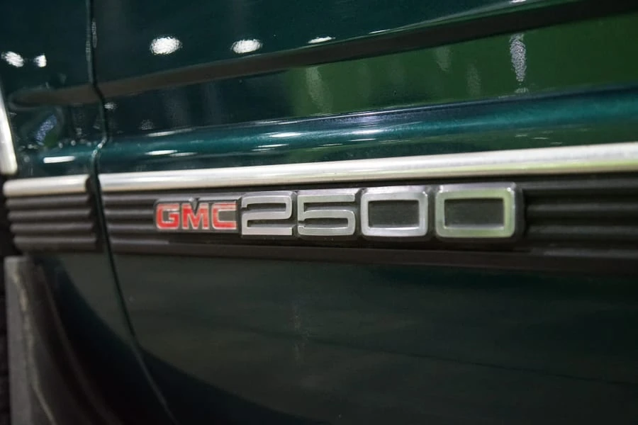 1996 GMC Suburban 8th Gen - Image 5 of 9