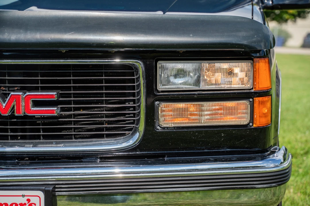 1996 GMC Suburban 8th Gen - Image 16 of 31