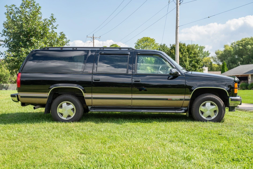 1996 GMC Suburban 8th Gen - Image 4 of 31