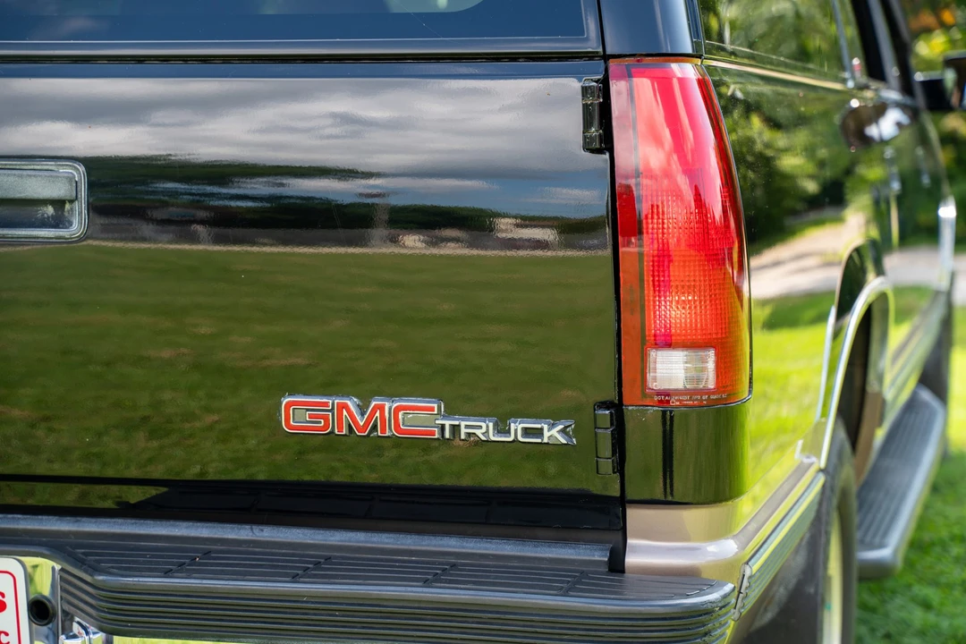 1996 GMC Suburban 8th Gen - Image 18 of 31