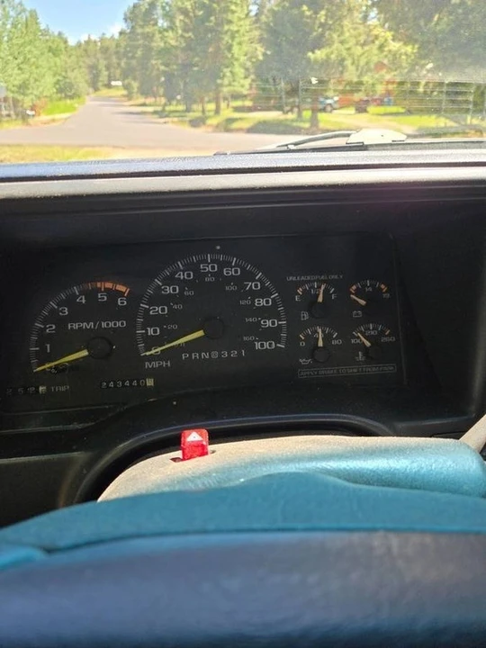 1996 GMC Suburban 8th Gen - Image 10 of 12