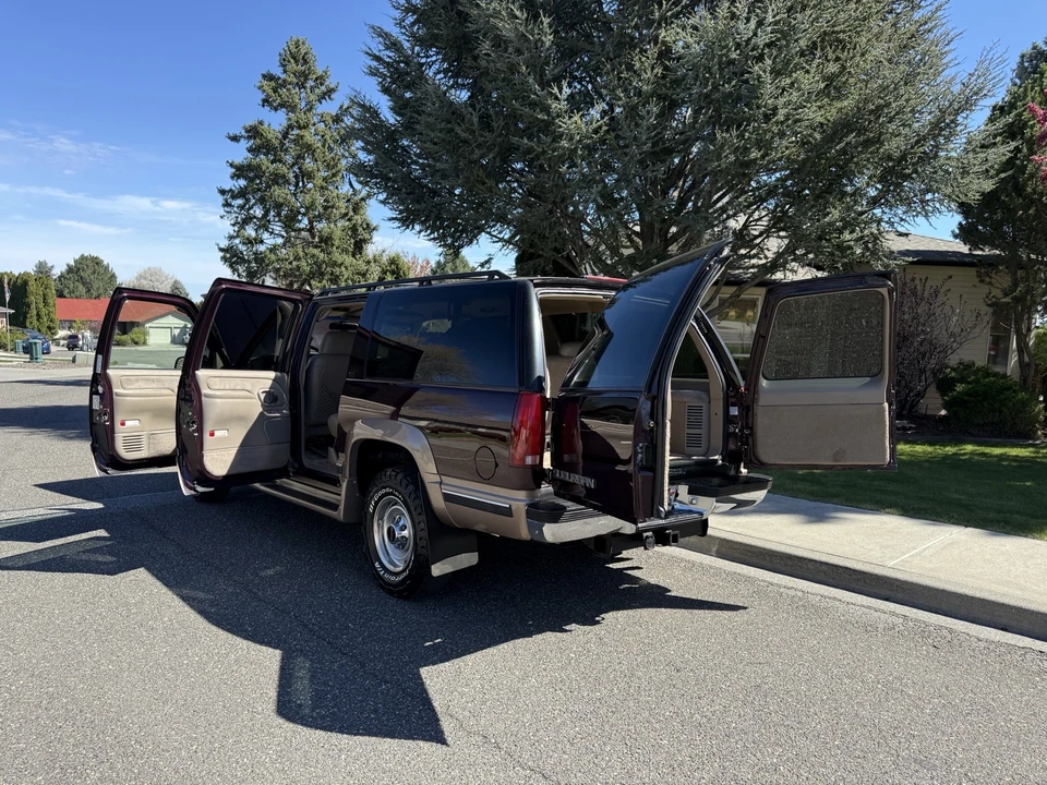 1996 GMC Suburban 8th Gen - Image 11 of 21