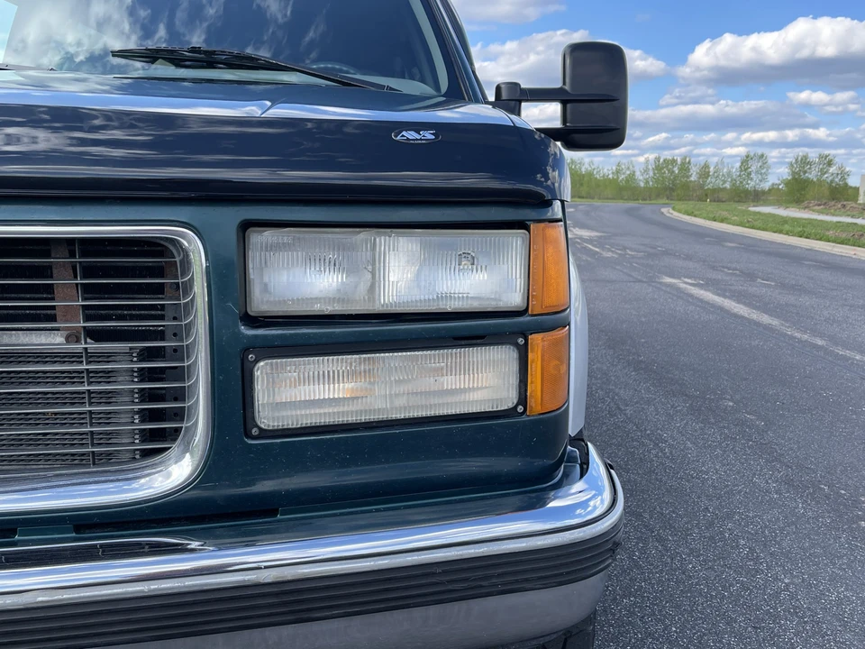 1996 GMC Suburban 8th Gen - Image 24 of 31