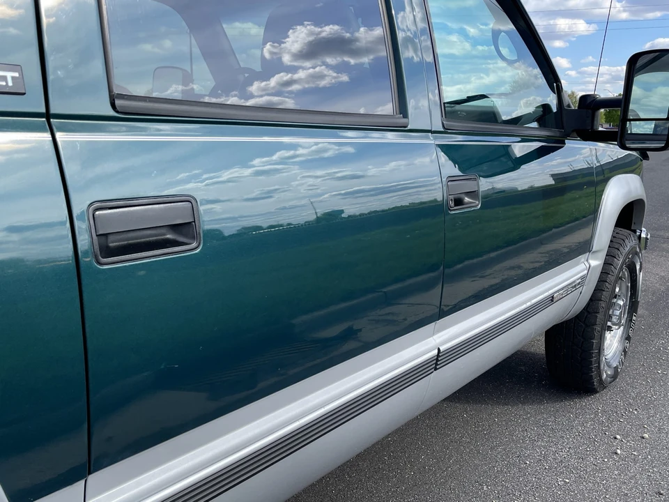 1996 GMC Suburban 8th Gen - Image 28 of 31