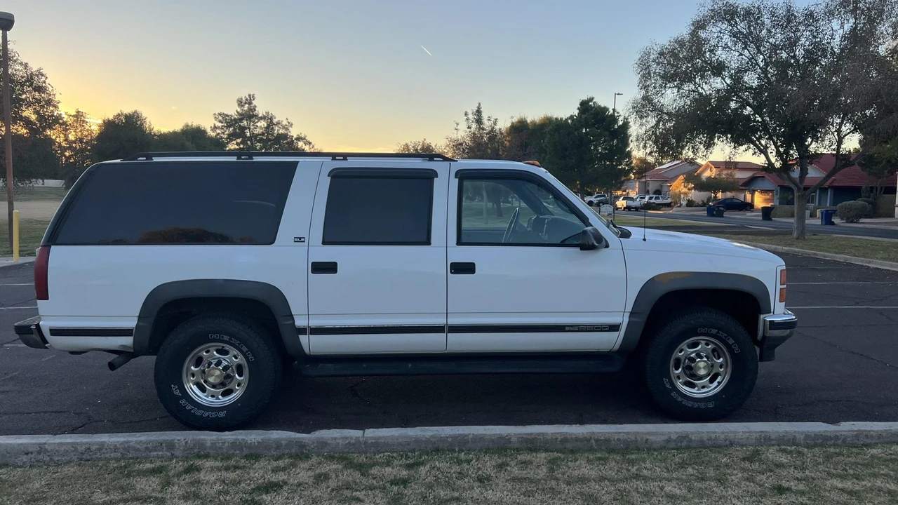 1996 GMC Suburban 8th Gen - Image 8 of 31