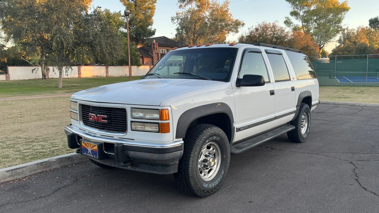 1996 GMC Suburban 8th Gen - Image 2 of 31