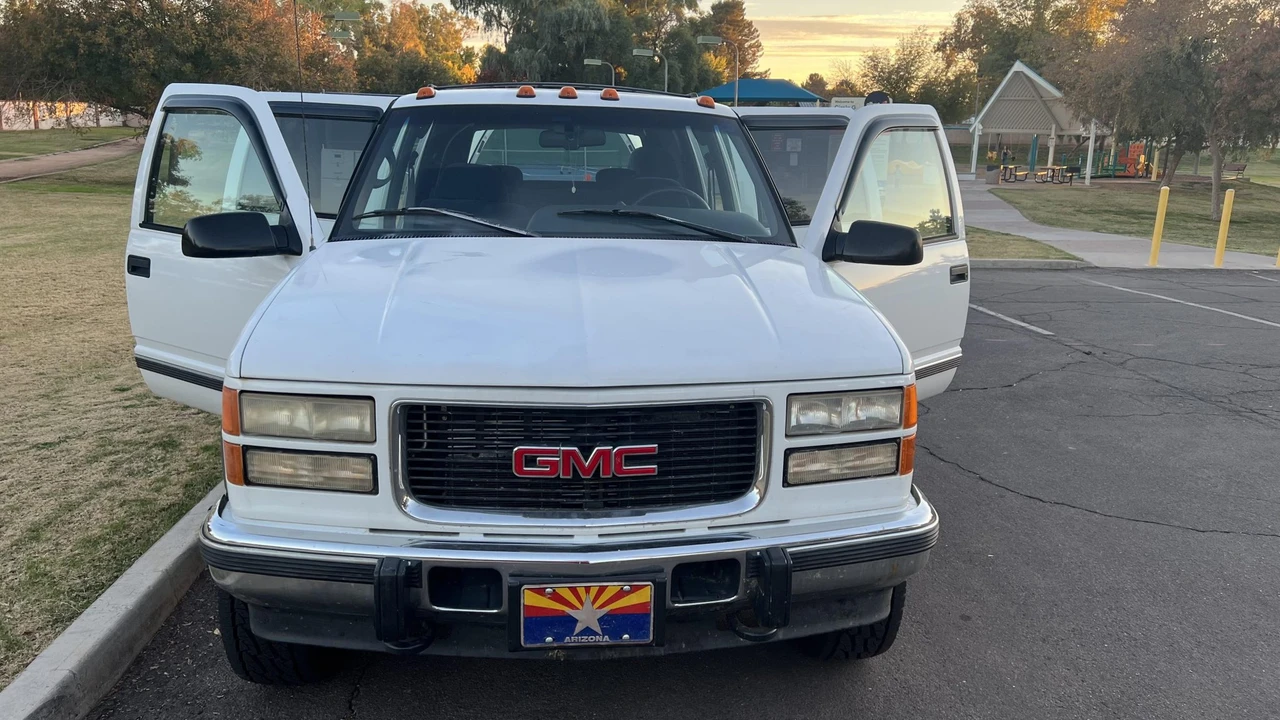 1996 GMC Suburban 8th Gen - Image 11 of 31