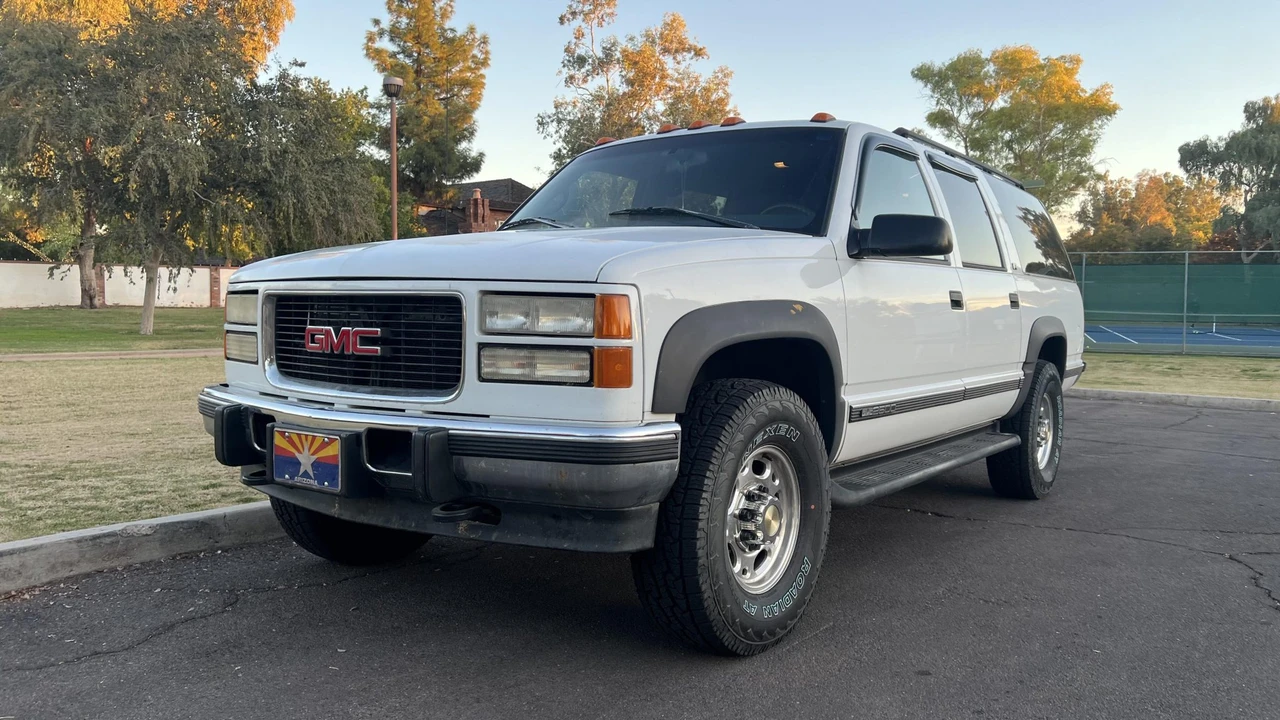 1996 GMC Suburban 8th Gen - Image 3 of 31
