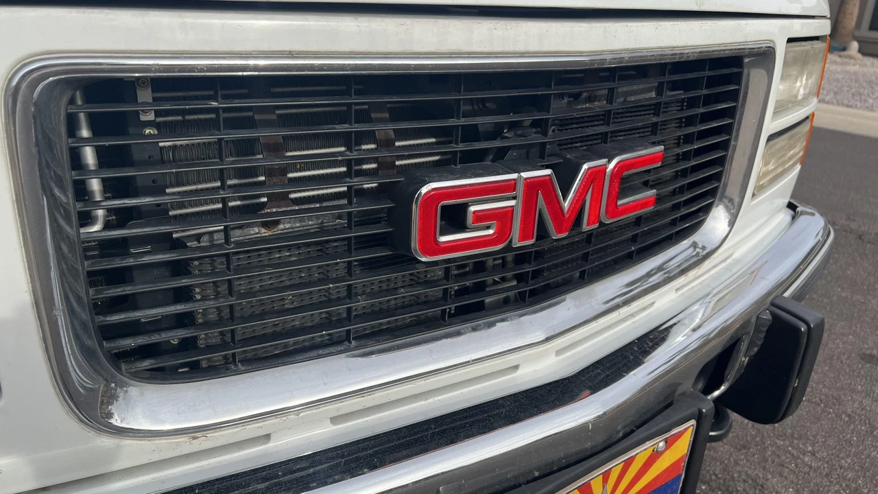 1996 GMC Suburban 8th Gen - Image 14 of 31