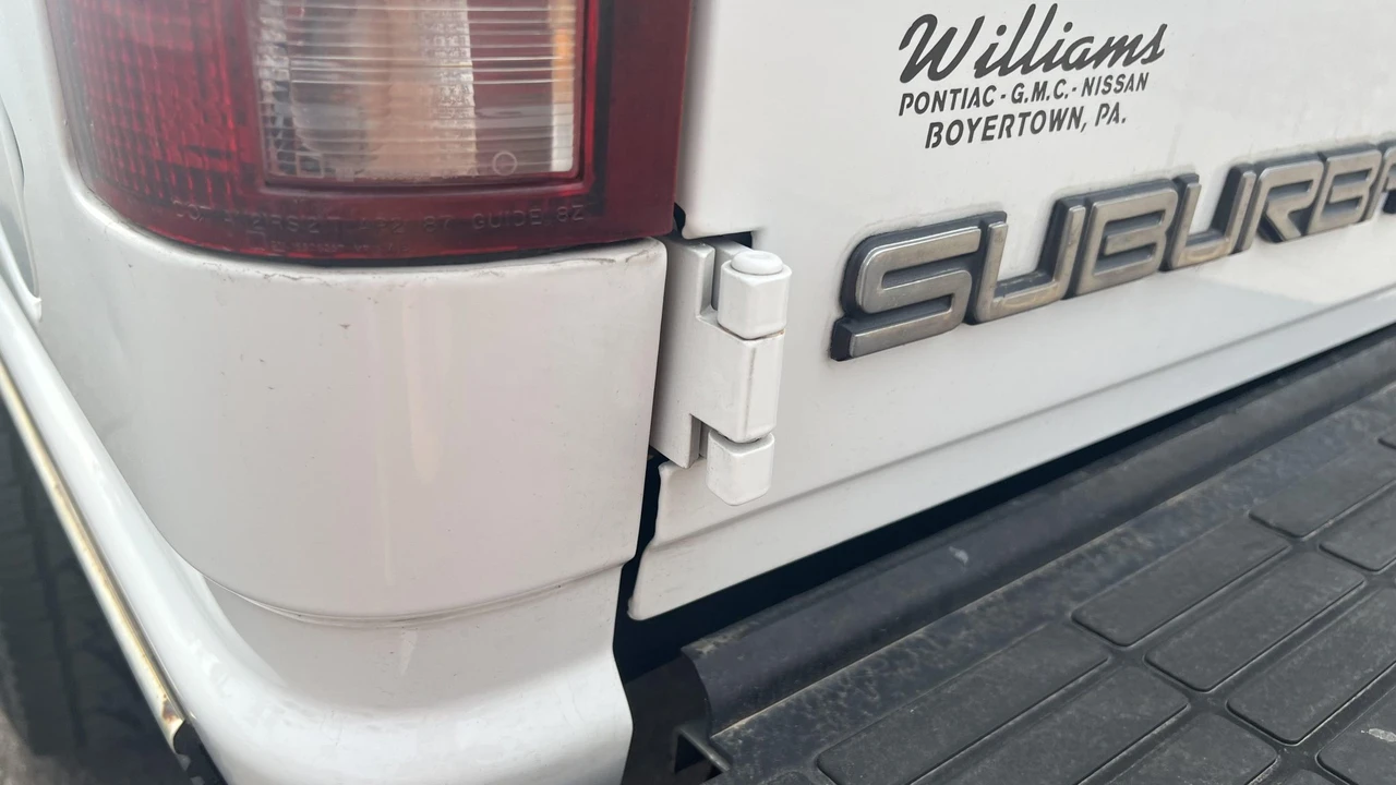1996 GMC Suburban 8th Gen - Image 21 of 31