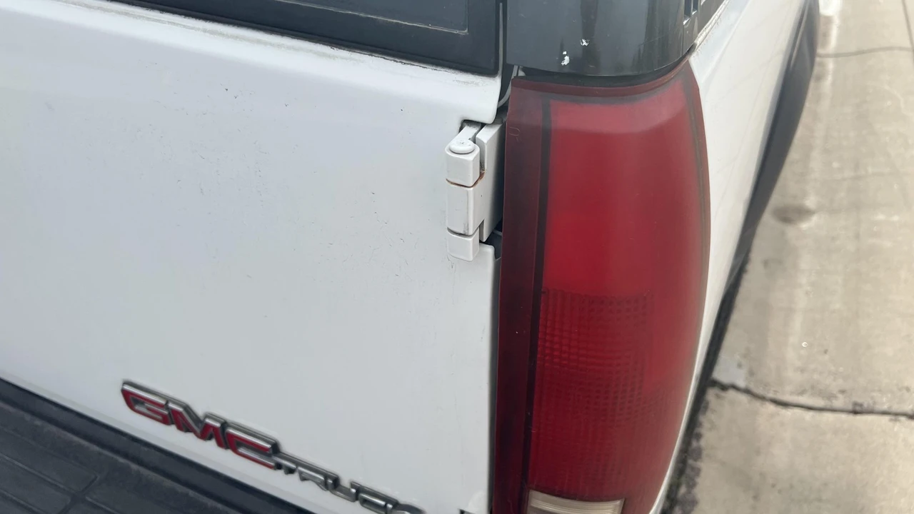 1996 GMC Suburban 8th Gen - Image 22 of 31