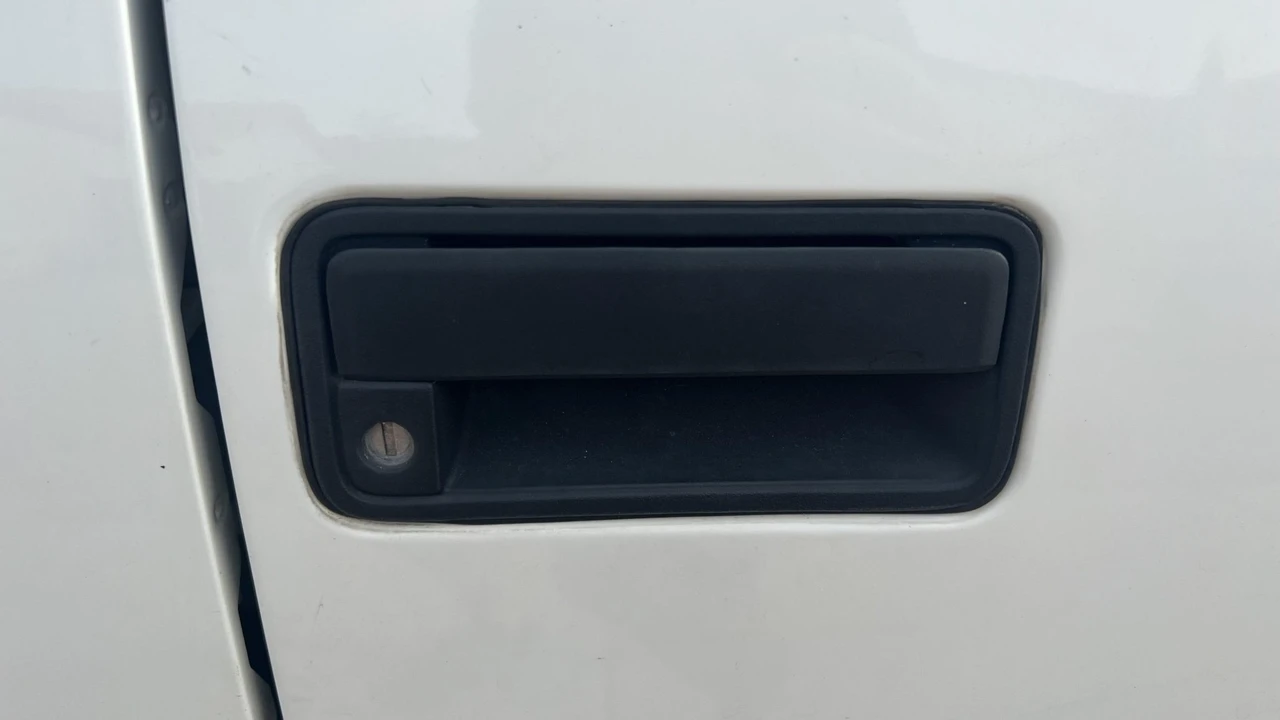 1996 GMC Suburban 8th Gen - Image 28 of 31