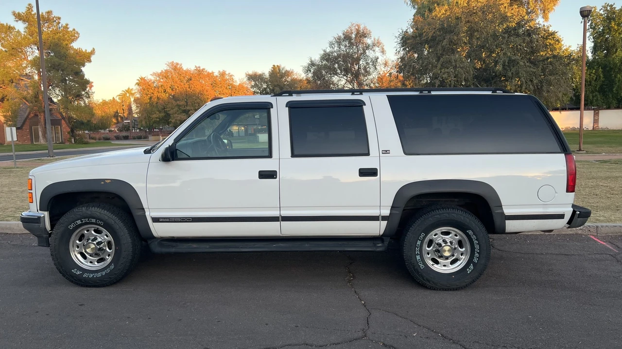 1996 GMC Suburban 8th Gen - Image 4 of 31