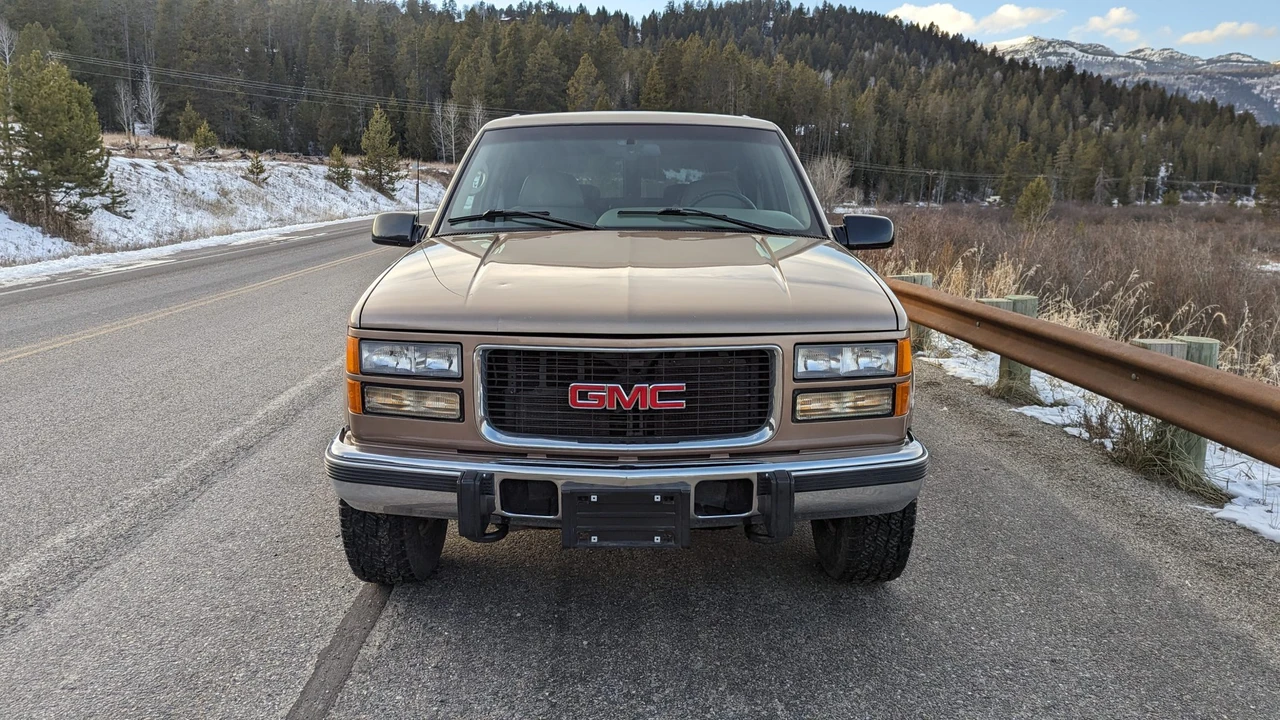 1996 GMC Suburban 8th Gen - Image 3 of 31