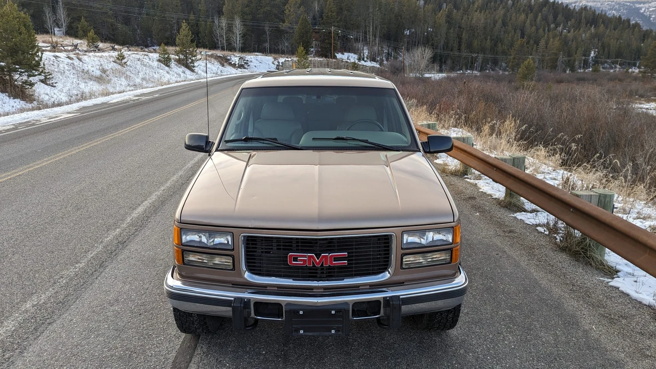 1996 GMC Suburban 8th Gen - Image 4 of 31