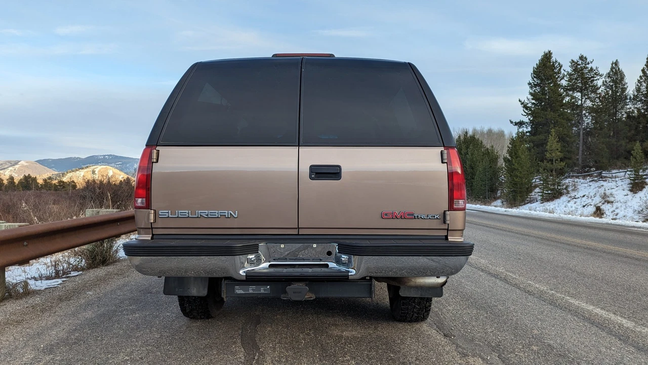 1996 GMC Suburban 8th Gen - Image 18 of 31