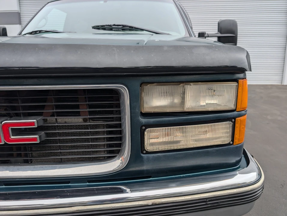 1996 GMC Suburban 8th Gen - Image 28 of 31