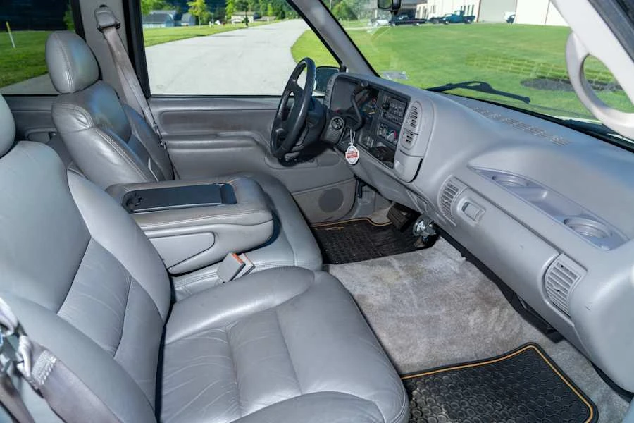 1996 GMC Suburban - Image 22 of 29