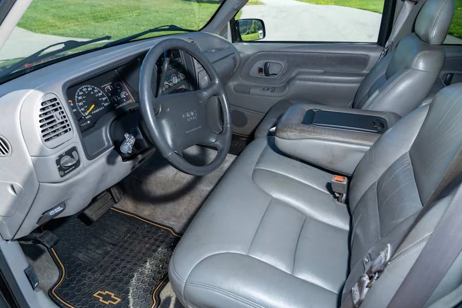 1996 GMC Suburban - Image 21 of 29