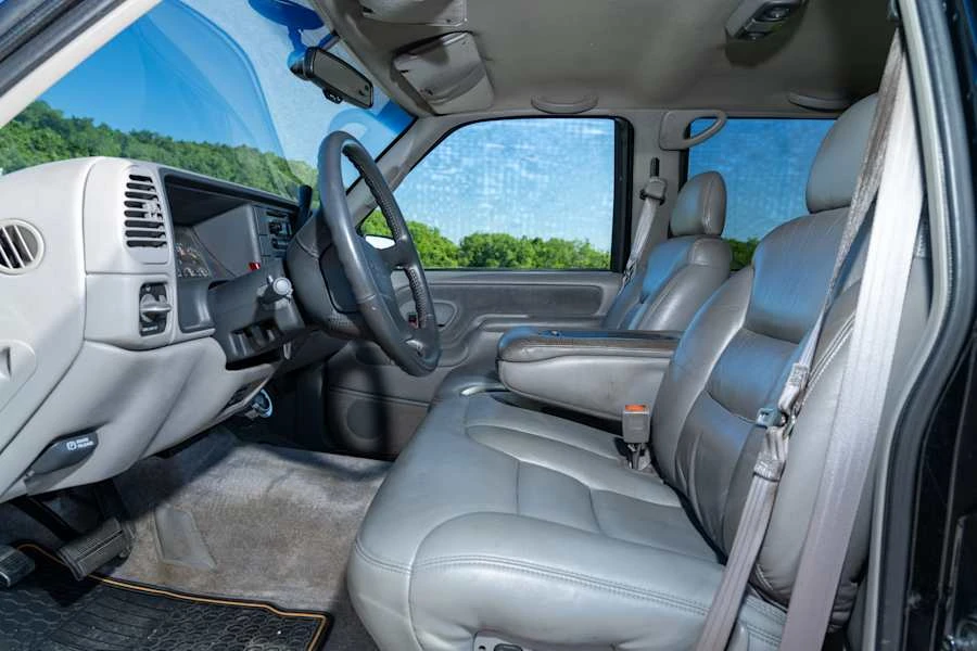 1996 GMC Suburban - Image 24 of 29