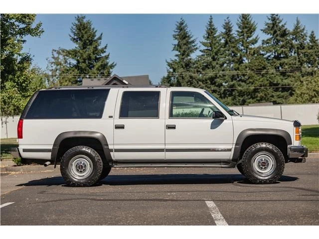 1996 GMC Suburban 8th Gen - Image 9 of 15
