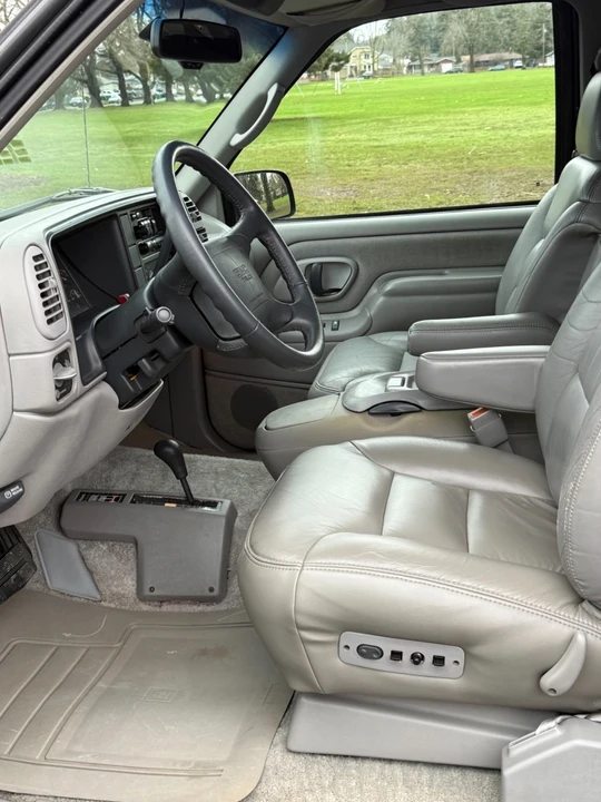 1996 GMC Suburban 8th Gen - Image 7 of 21