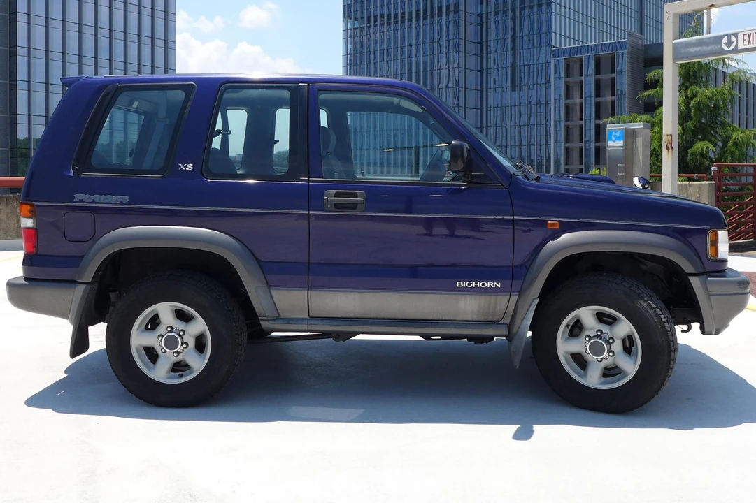 1996 Isuzu Trooper - Image 3 of 9