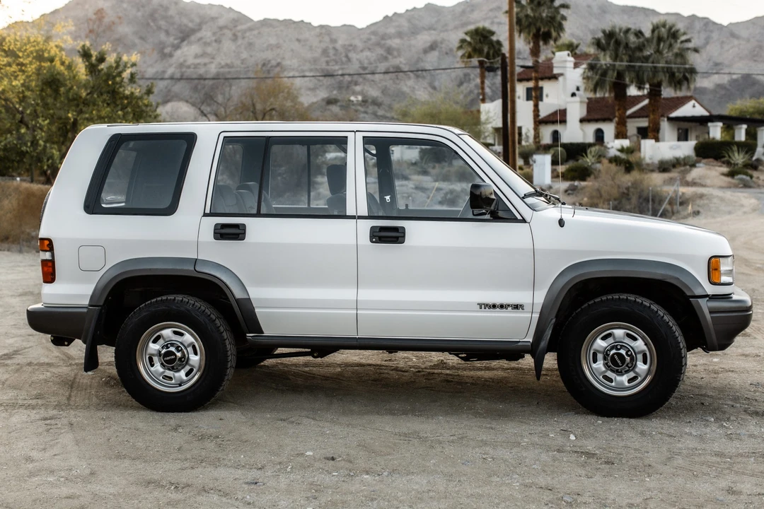 1996 Isuzu Trooper - Image 2 of 31