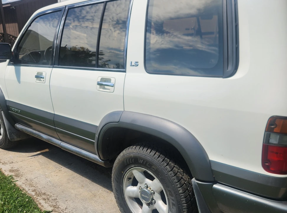 1996 Isuzu Trooper - Image 4 of 20