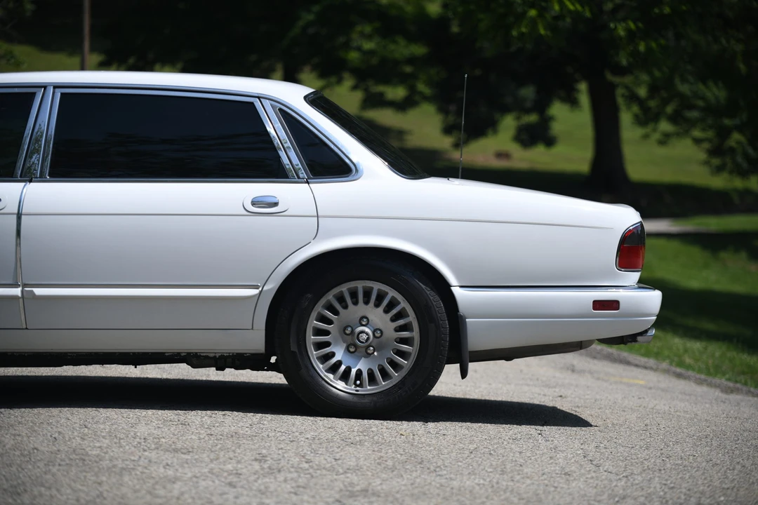 1996 Jaguar X300 XJ - Image 18 of 31